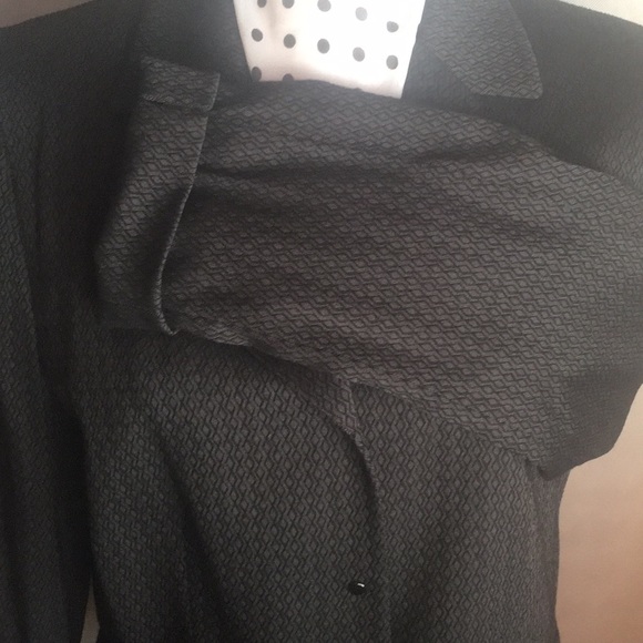 Tahari Front Clasp Fitted Blazer - Picture 14 of 16